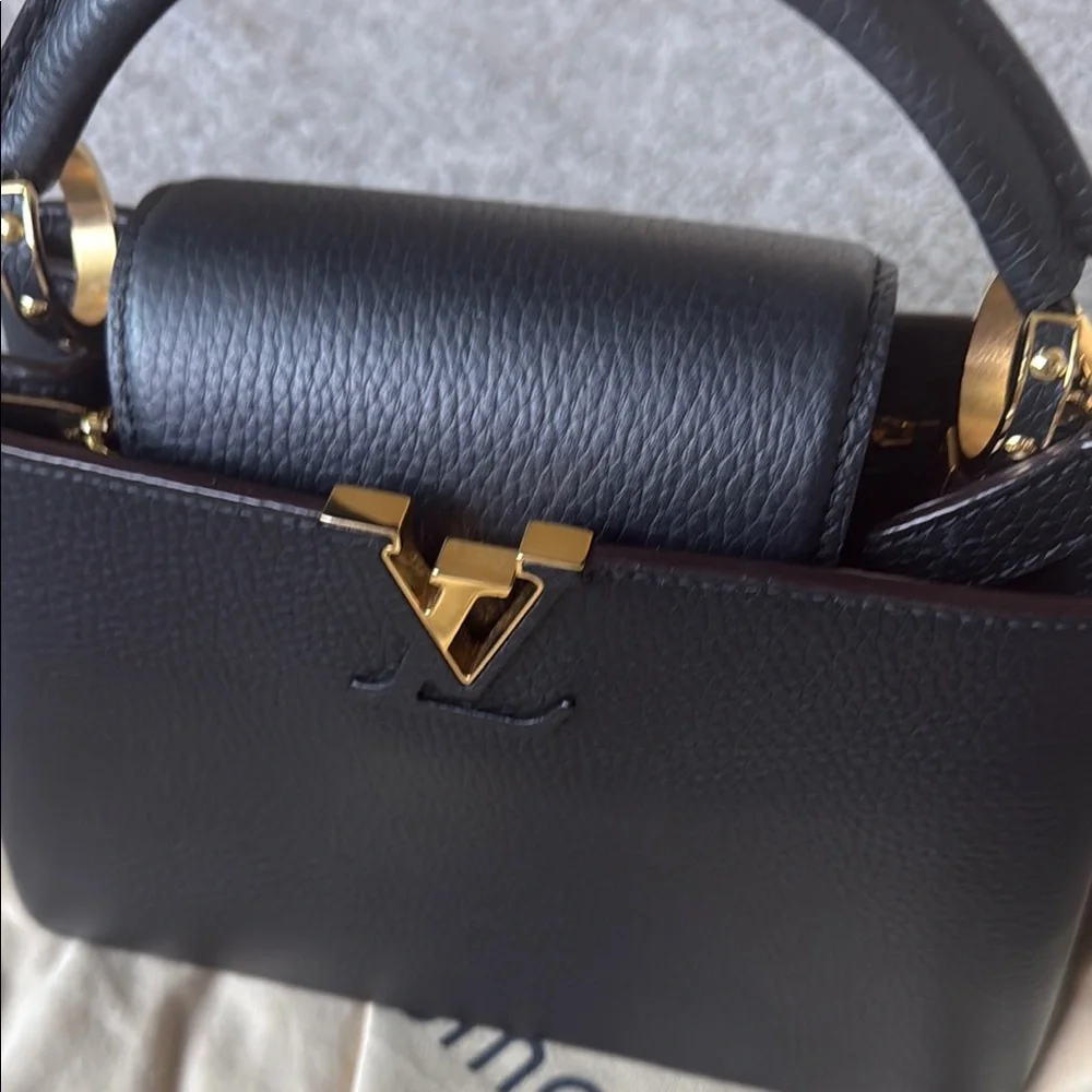 Louis Vuitton Black Crossbody Bag with Textured Leather - Picture 9 of 15